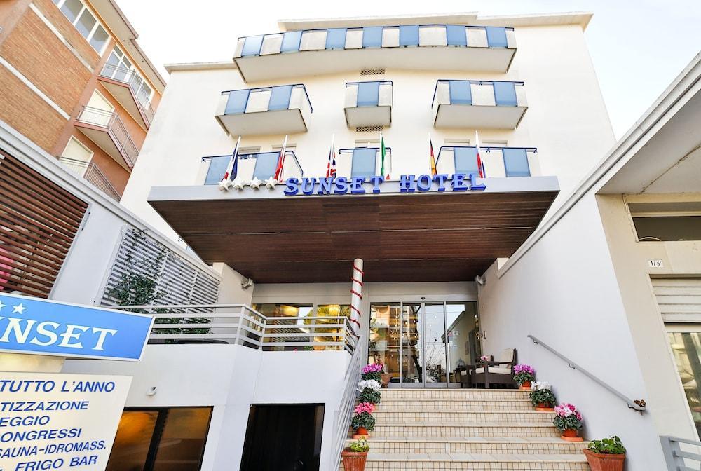 Hotel Sunset Rimini Bagian luar foto
