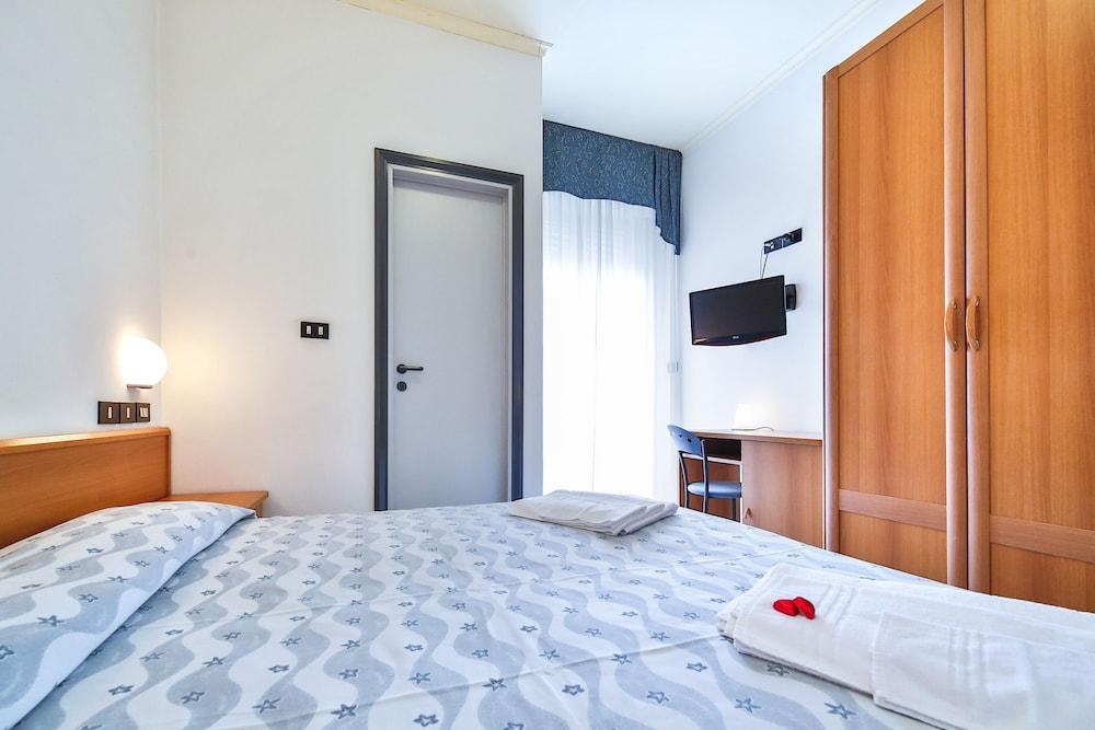 Hotel Sunset Rimini Bagian luar foto