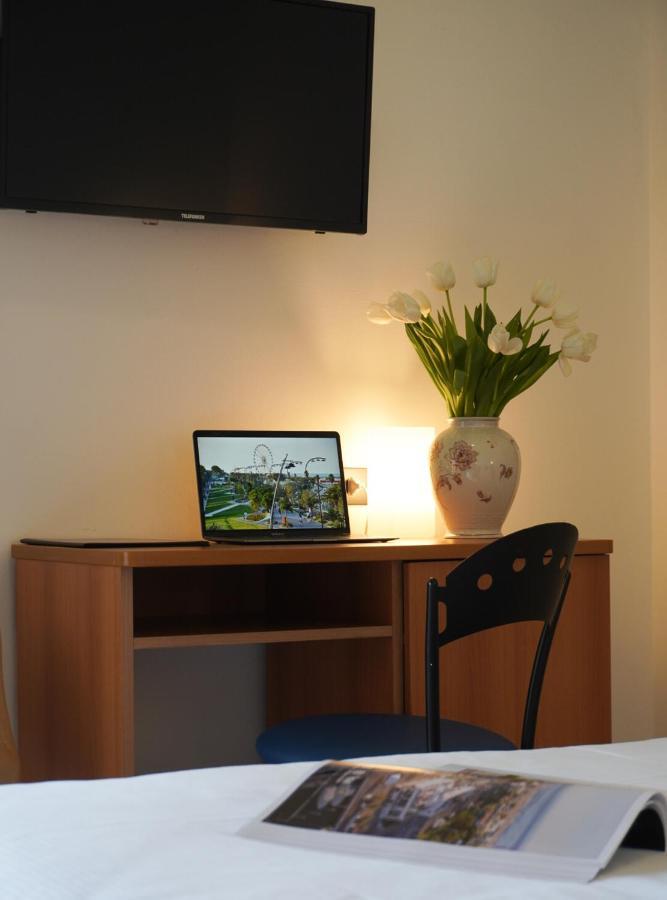 Hotel Sunset Rimini Bagian luar foto