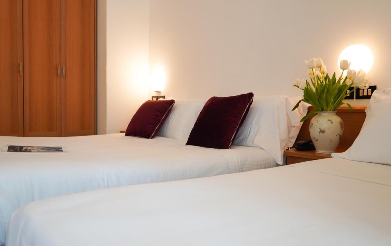 Hotel Sunset Rimini Bagian luar foto