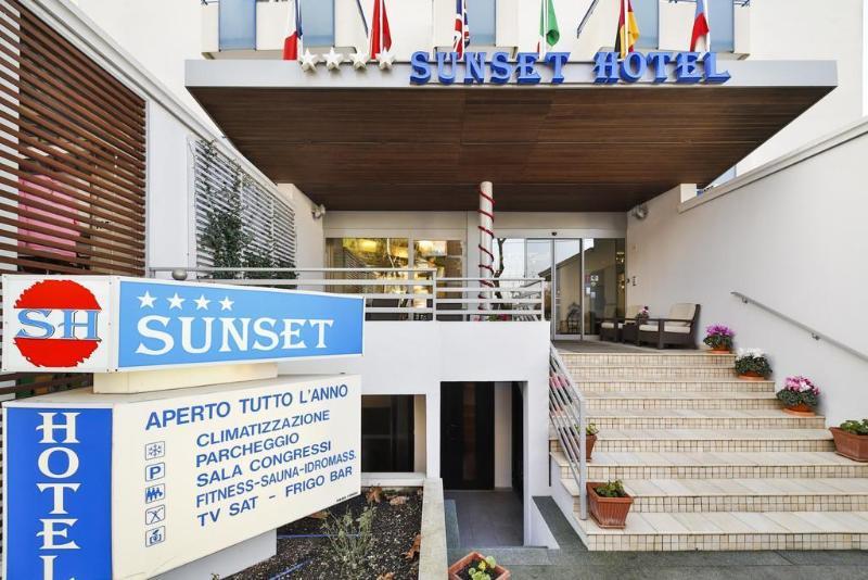 Hotel Sunset Rimini Bagian luar foto