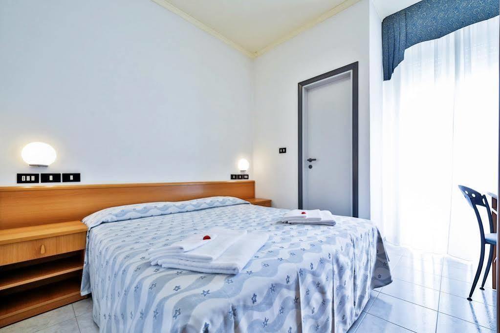 Hotel Sunset Rimini Bagian luar foto