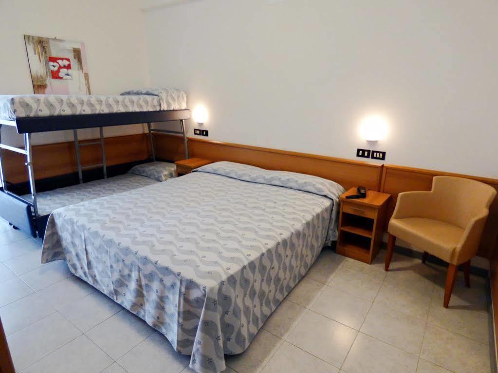 Hotel Sunset Rimini Bagian luar foto