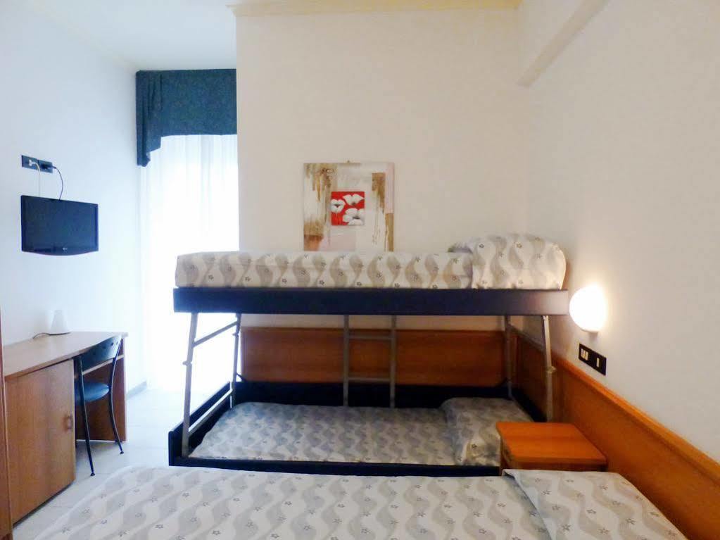 Hotel Sunset Rimini Bagian luar foto